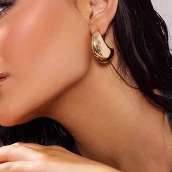 NWT PrettyLittleThing Gold Curved Drop Earrings Chunky Push Back Earrings Gold - Picture 1 of 15